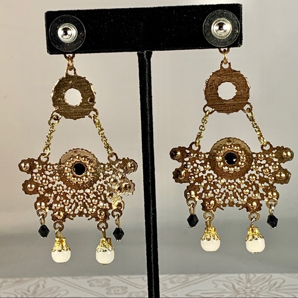 Baroque Chandelier Earrings Gold Tone Pearl - Picture 3 of 8